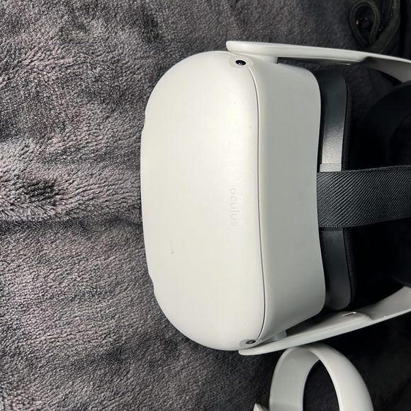 Oculus VR headset and controls - Picture 3 of 3